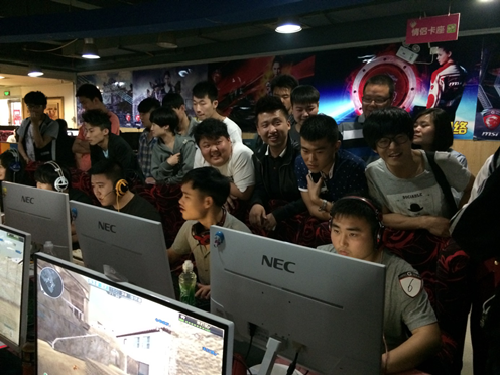 许多观众表 许多观众表